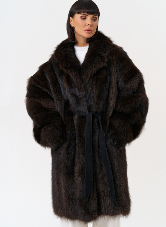 Шуба из меха енота с английским воротником