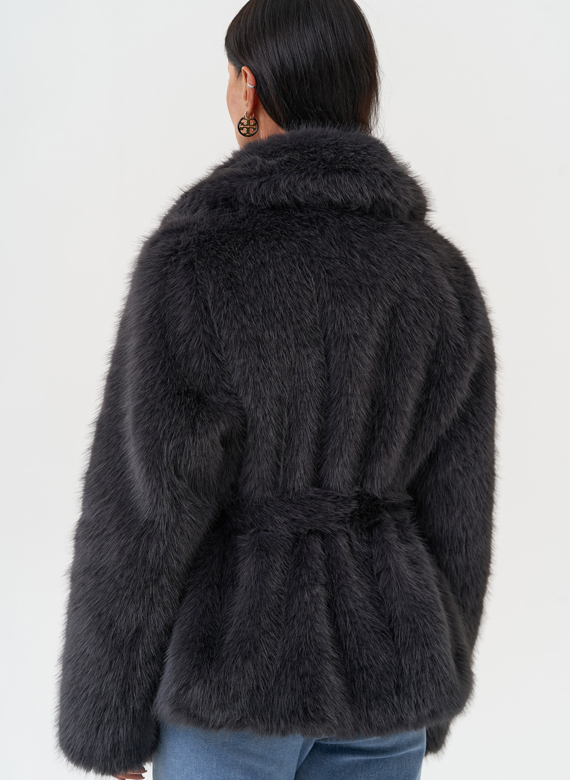 Женская шуба из эко меха с английским воротником