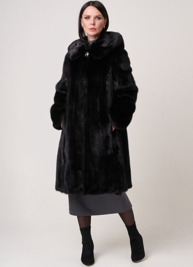 Шуба черного цвета  модель № 26158 меха малина