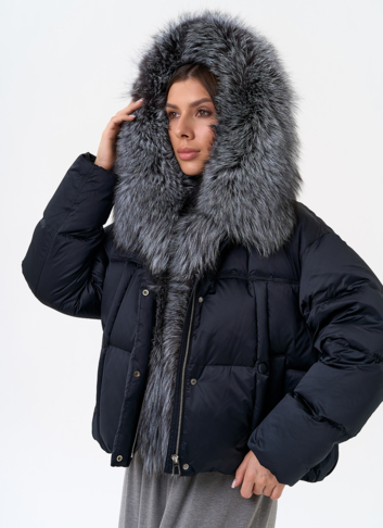 Женский пуховик с капюшоном из меха чернобурки