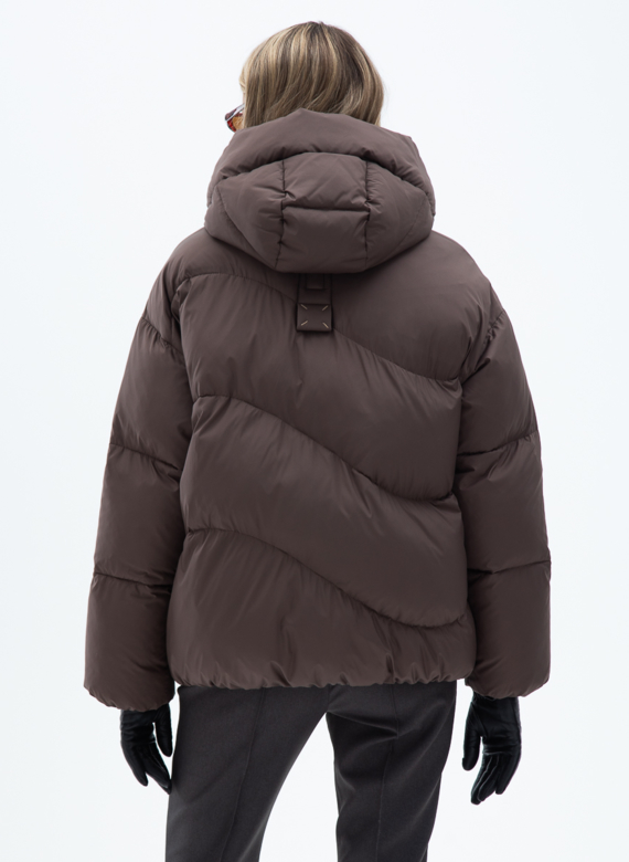 Женский пуховик коричневого цвета с капюшоном