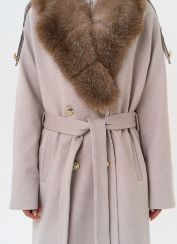 Утепленное женское пальто с английским воротником из меха фроста