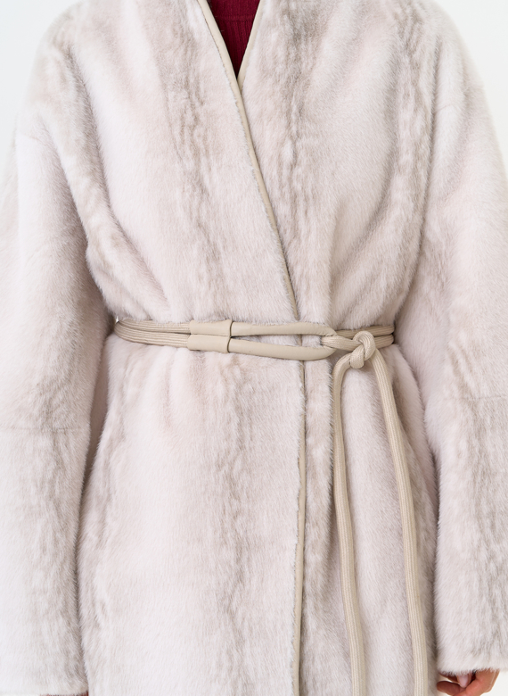 Светлая шуба из эко меха