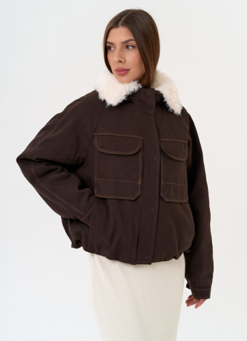 Укороченный пуховик с отделкой из эко меха