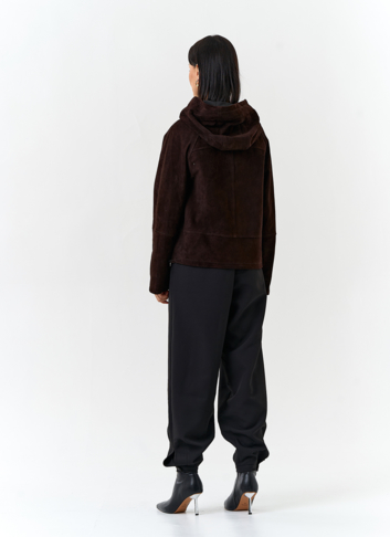 Женская куртка из натуральной замши с капюшоном