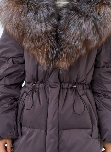 Женский пуховик с капюшоном из меха блюфрост