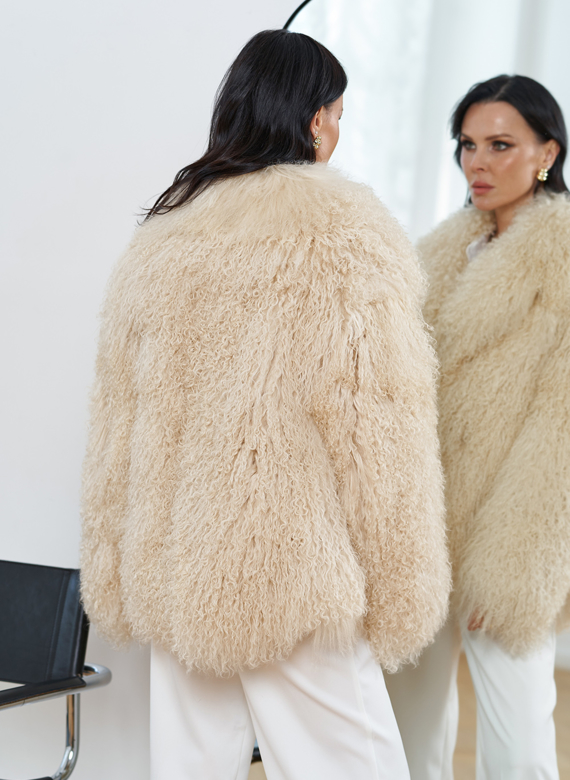 Женская шуба из меха ламы