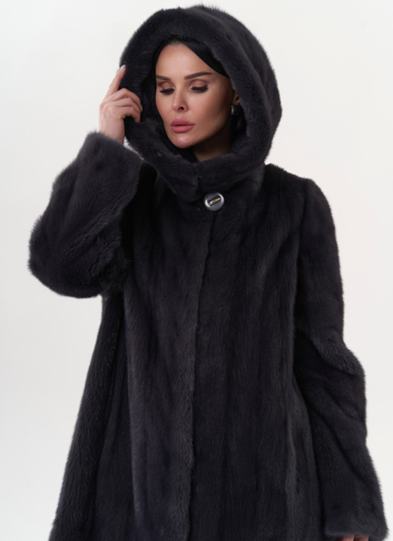 Шуба из норки классическая с капюшоном цвете графит