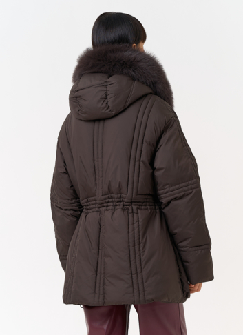 Женский пуховик с капюшоном из меха песца