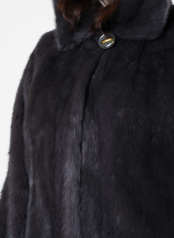 Женская шуба в сером цвете