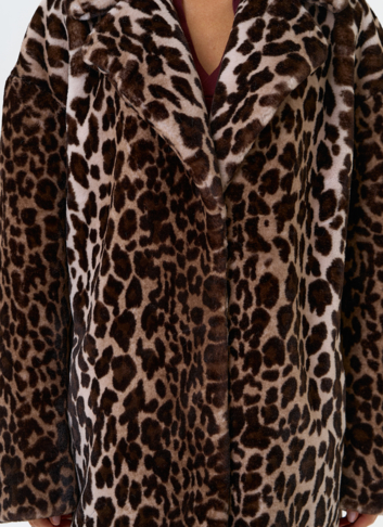 Женская шуба из эко меха с анималистическим принтом