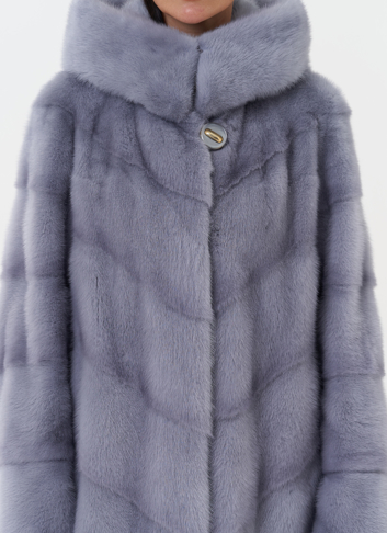 Норковая шуба голубого цвета с капюшоном