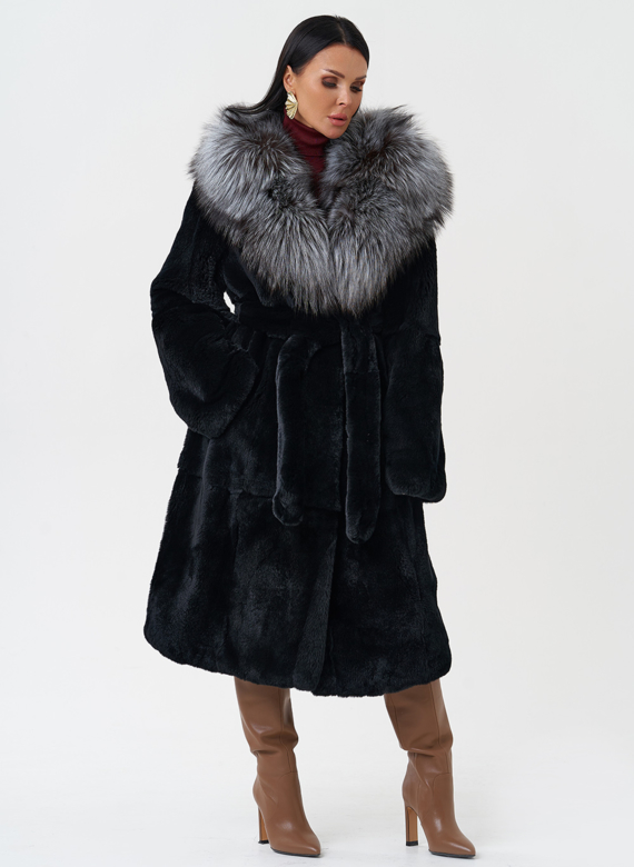 Шуба из меха кролика с капюшоном из чернобурки