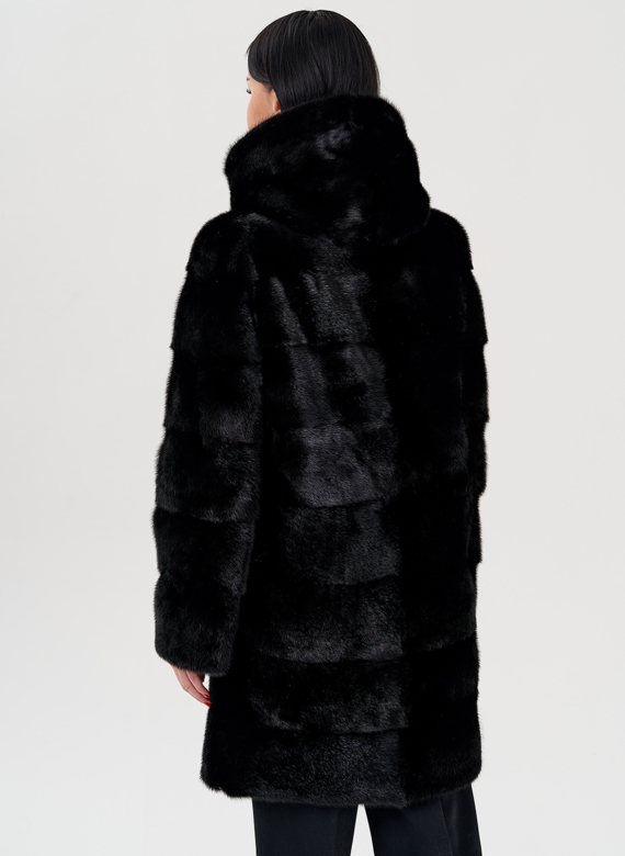 Шуба из норки с капюшоном черного цвета