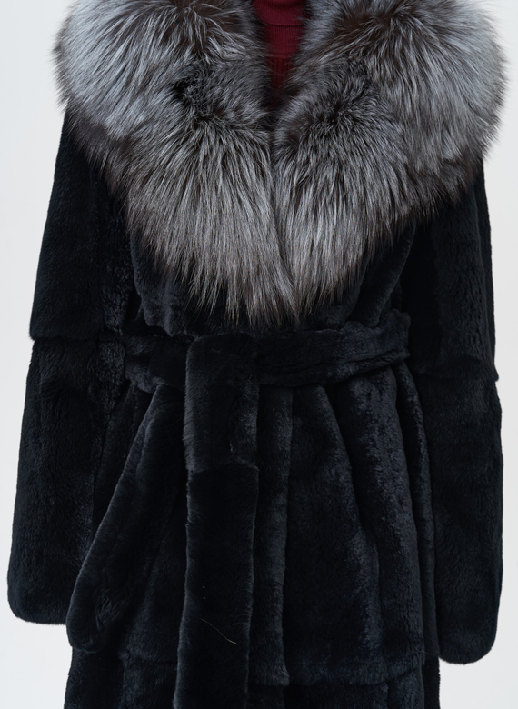 Шуба из меха кролика с капюшоном из чернобурки